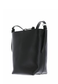 Borsa a secchiello nera in pelle con superficie texturizzata, dotata di un'unica tracolla lunga e dettagli in metallo argentato. Forma rettangolare e liscia.