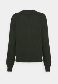 Pull en tricot vert foncé avec une texture côtelée, design légèrement court, manches longues, et encolure arrondie.