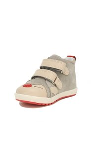 Kinder schoenen met een bovenwerk van grijs suede, een beige leren neus, rode accenten en dubbele Velcro banden. Ronde neus en rubberen zool.