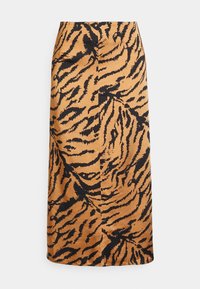 Jupe longue et ajustée en satin orange avec un motif de rayures de tigre noires, présentant une texture lisse et une silhouette droite.