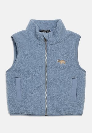 Gaismas zila bezroku flīsa veste ar priekšējo rāvējslēdzēju, divām priekšējām kabatām un mazu izšūtu tricēratopu uz krūtīm.