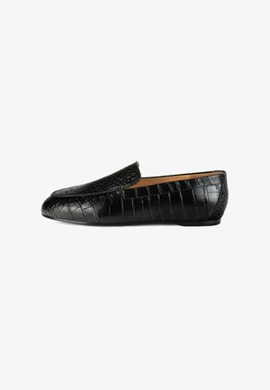 Zapato tipo mocasín negro hecho de cuero texturizado con un patrón de cocodrilo, con puntera redonda y suela plana, mostrando un acabado suave y brillante.