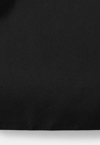 Fond en tissu texturé noir uni avec un subtil motif de tissage visible sur toute la surface, centré dans le cadre.