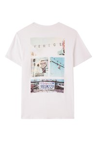 T-shirt bianca di cotone con stampa grafica di scene vintage della California: cartello "Venice", pubblicità di motel, palme e targa automobilistica.