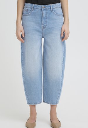 Jean bleu clair à taille haute avec une coupe décontractée. Comprend des poches avant, des passants pour ceinture et une texture légèrement délavée. L'ourlet se termine au-dessus de la cheville.