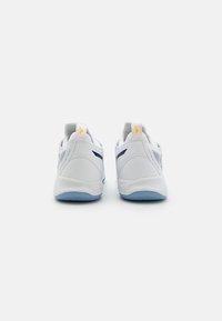 Witte sportschoenen met een gladde synthetische bovenkant, blauwe accenten, achterste trekhaakjes en een gestructureerde rubberen zool voor grip.
