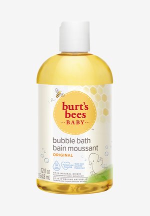Bouteille de bain moussant Burt's Bees Baby. Liquide jaune clair, capuchon blanc. L'étiquette avant affiche le nom du produit et une illustration de canard mignonne.