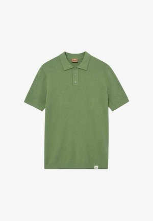 Zielona koszulka polo z krótkim rękawem, trzema guzikami i małą metką na dolnym brzegu, rozłożona na białym tle.