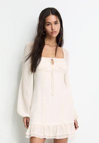 PULL&BEAR - RUFFLE - Vapaa-ajan mekko - white Pienoiskuva 1