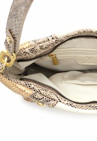 Borsa a mano con esterno beige testurizzato che ricorda la pelle di serpente, dotata di dettagli in oro, chiusura con cerniera e ampio interno foderato con tasche.