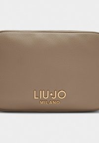 Tan lædertaske med en glat tekstur, rektangulær form og prægede "LIU·JO MILANO" logo i guld nederst i midten.