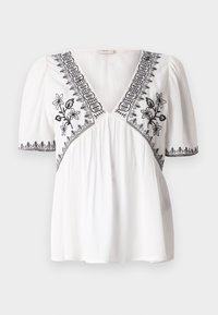 Hvid bluse med V-udskæring, korte pufærmer og sort blomsterbroderi langs udskæringen og kanten, med en struktureret stof.