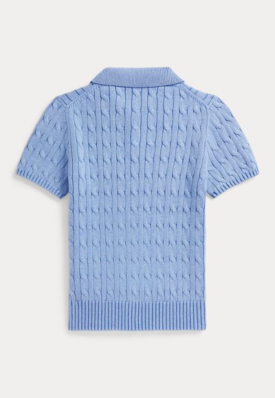Ανοιχτό γαλάζιο πόλο μπλουζάκι με κοντά μανίκια, υφή πλεκτού καλωδίου, ριμπ γιακά και μανσέτες, και εφαρμοστή σιλουέτα.