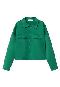 Zielona krótka kurtka z gładkiego materiału, z kołnierzykiem, zapinana na guziki, z dwiema kieszeniami na piersi zapinanymi na napy.