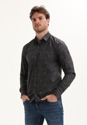 Dunkel gemustertes Langarmhemd mit Button-Down-Kragen, das ein dezentes abstraktes Design in Grautönen, Rot und Schwarz zeigt.