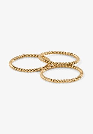Trois anneaux en or torsadés avec une texture lisse, présentant un design à spirale continu. Sans embellissements ni motifs supplémentaires.