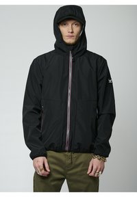 Chaqueta impermeable negra con capucha, cierre frontal, acentos de color y bolsillos laterales. Presenta puños elásticos y un diseño deportivo.