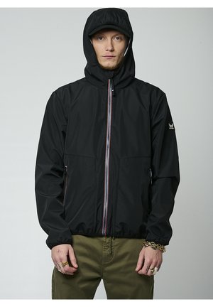 Chaqueta impermeable negra con capucha, cierre frontal, acentos de color y bolsillos laterales. Presenta puños elásticos y un diseño deportivo.