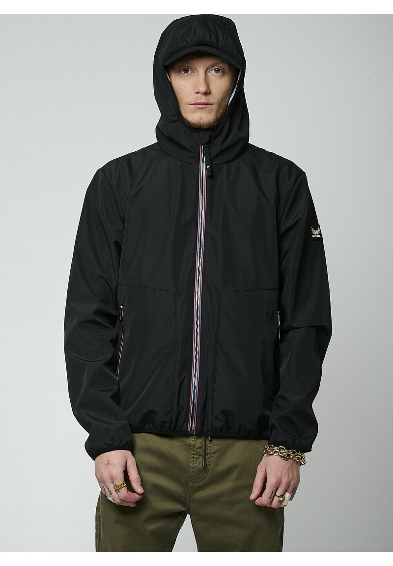 Chaqueta impermeable negra con capucha, cierre frontal, acentos de color y bolsillos laterales. Presenta puños elásticos y un diseño deportivo.