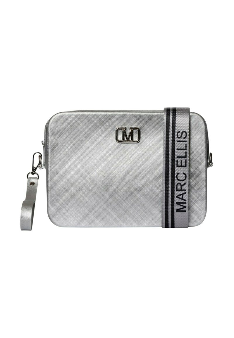 Borsa rettangolare argentata con superficie strutturata, tracolla con strisce bianche e nere, e accentuazione in metallo con logo. Include manico staccabile.