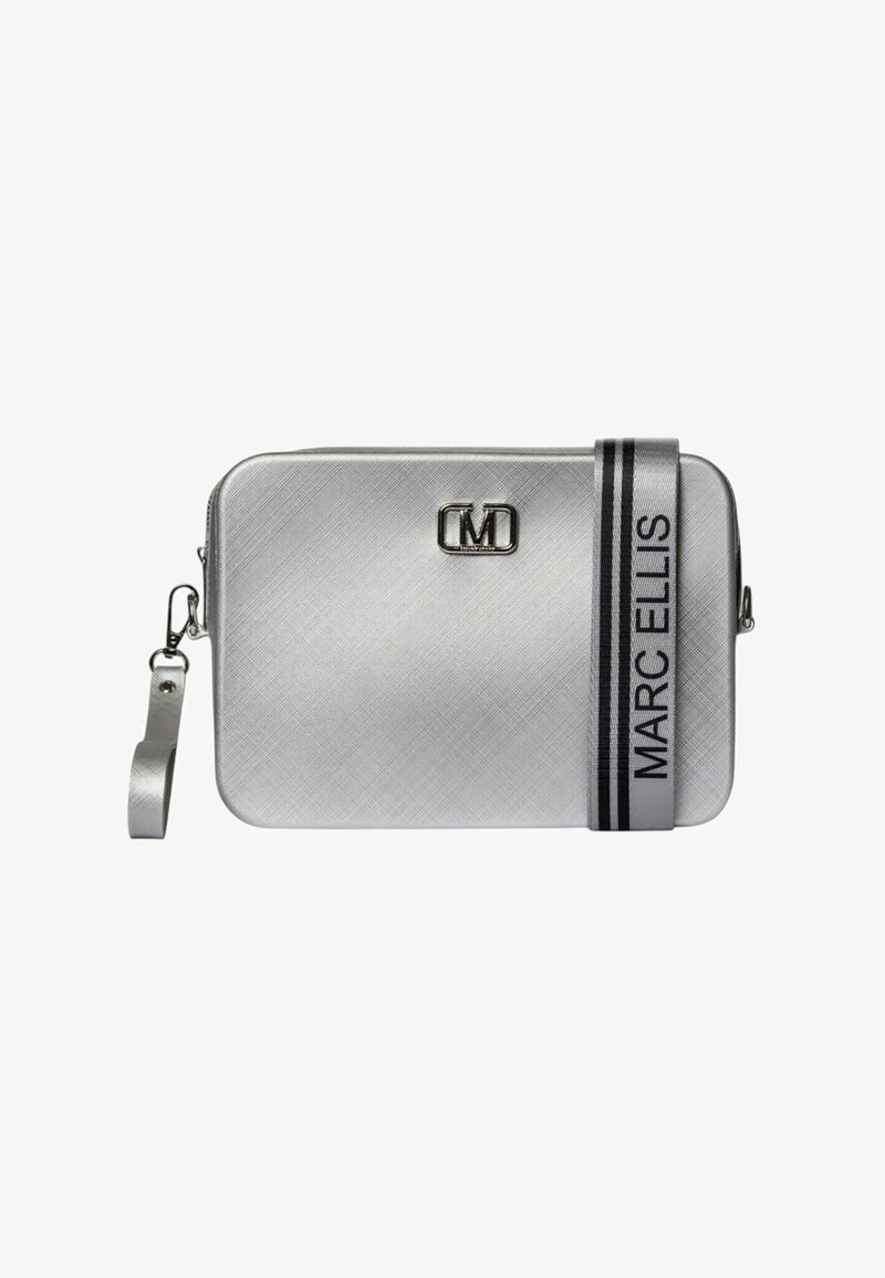 Borsa rettangolare argentata con superficie strutturata, tracolla con strisce bianche e nere, e accentuazione in metallo con logo. Include manico staccabile.