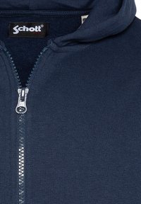 Felpa con zip di colore blu navy, con zip argentata e etichetta nera del marchio Schott cucita all'interno del colletto.