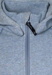 Grå zip-up hættejakke lavet af blødt, tekstureret stof. Har en høj krave, synlig lynlås og et lille mærke med et logo.