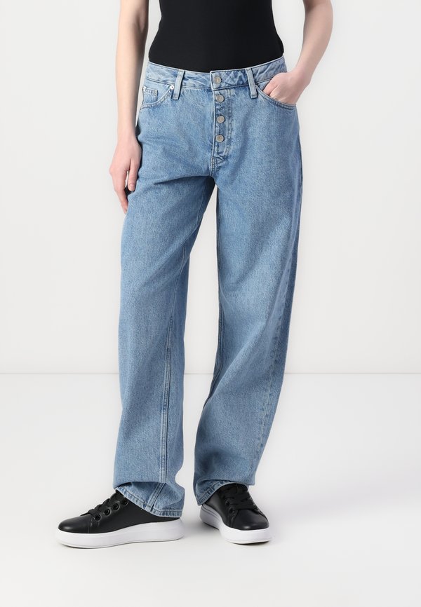 LOOSE WITH EXPOSED BUTTONS - Relaxed fit jeans