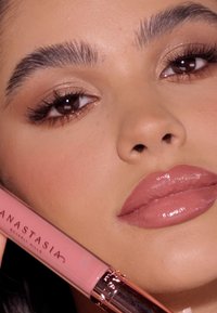 Anastasia Beverly Hills vloeibare lipkleur in een matte roze tint, met een glanzende afwerking. Inclusief een reflecterend verpakkingontwerp in goudkleur.
