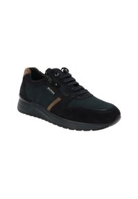Zapatilla de ante negra y verde oscuro con detalles en marrón, con cordones en la parte delantera, cierre lateral con cremallera y suela negra acolchada. Paneles texturizados realzan el diseño.