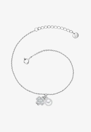 Pulsera de cadena de plata con un charm de flor con acentos azules y una perla blanca. Cierre ajustable con una pequeña etiqueta redonda.