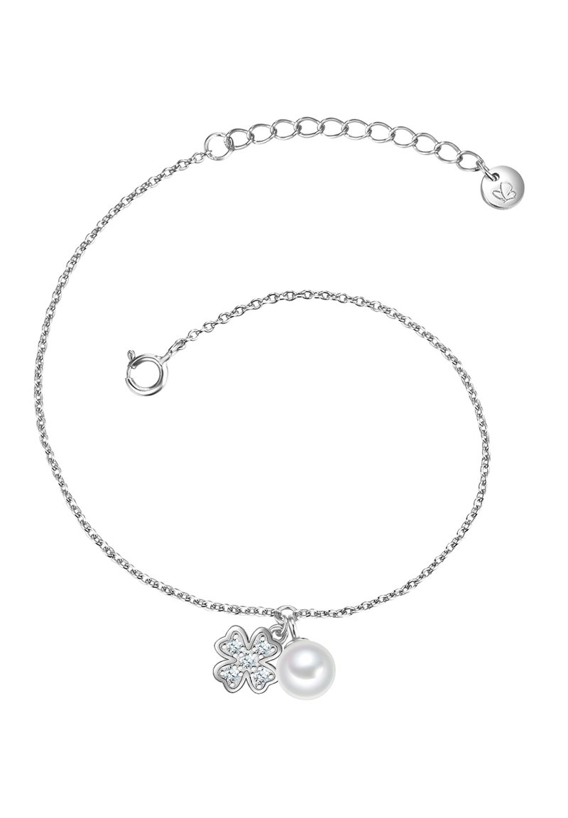Pulsera de cadena de plata con un charm de flor con acentos azules y una perla blanca. Cierre ajustable con una pequeña etiqueta redonda.