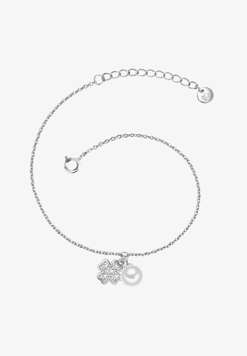Pulsera de cadena de plata con un charm de flor con acentos azules y una perla blanca. Cierre ajustable con una pequeña etiqueta redonda.