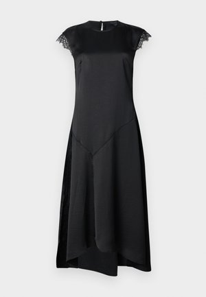 Melnā kleita ar īsām kapu piedurknēm, gludu satīna apdari, pieguļošu korsešu, asimetrisku maliņu un smalkām mežģīņu detaļām pie piedurknēm.