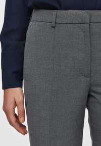  skräddarsydda grå byxor med en texturerad tyg, platt framdel och slim fit. Har en slät midja och subtil sidficka.