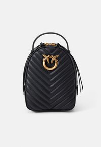 Svart lær mini ryggsekk med chevron-quiltet design, som har gullfargede detaljer med to fuglemotiver og et bærehåndtak på toppen.