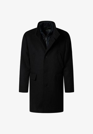 Cappotto in lana nera con scollo a collare, tre bottoni frontali e due tasche laterali. Presenta una fodera interna trapuntata per un maggiore calore.