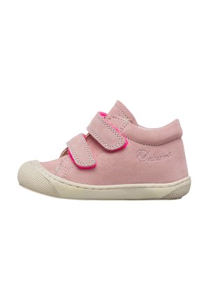 Scarpa per bambino in camoscio rosa con due strisce in velcro, suola in gomma beige e puntale testurizzato, mostrata di profilo su sfondo bianco.