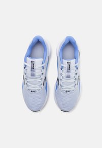 Nike Performance DOWNSHIFTER 13 - Tekaški copati za cesto - football grey/black/royal pulse/white