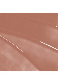 Échantillons lisses et brillants de fond de teint liquide nude brun moyen avec des reflets lumineux sur la surface.