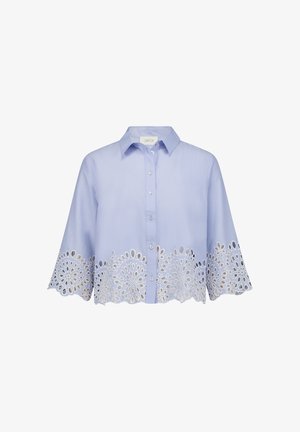 Lyseblå bluse med knapper, brede ærmer og indviklede hvide blonder med blomsterudskæringer langs kant og manchetter.