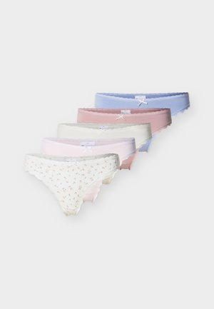 Vijf damesbikini's in pasteltinten met een bloemenprint, elk voorzien van gegolfde randen en een klein strikje aan de voorzijde van de tailleband.