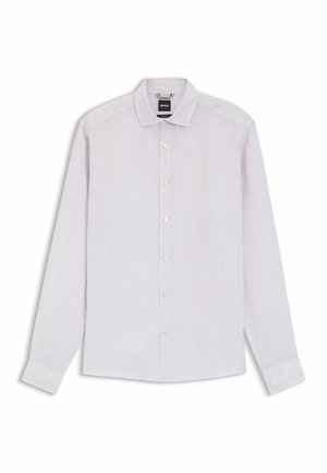 Chemise blanche à manches longues avec col, six boutons et une étiquette de marque BOSS noire à l'intérieur de l'encolure.