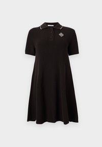 Robe en maille noire à manches courtes avec col, patte de boutonnage à trois boutons, bordure blanche sur le col et petit logo géométrique blanc sur la poitrine.