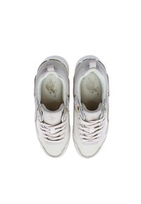 Paire de baskets blanches et beiges à lacets en tissu mesh avec col rembourré, vues de dessus sur fond blanc.