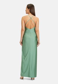 Vera Mont FIGURBETONT - Ballkleid - light green