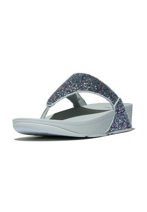 Lichtgrijze sleehak flip-flop sandaal met dikke glinsterende donkerblauwe bandjes en een gestructureerde zool, gezien vanuit een laag zijaanzicht tegen een witte achtergrond.