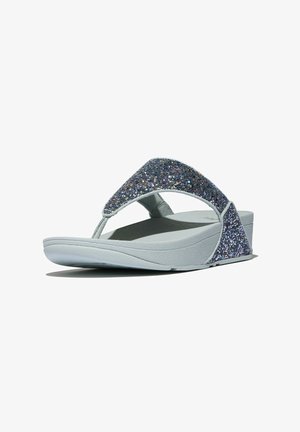 Lichtgrijze sleehak flip-flop sandaal met dikke glinsterende donkerblauwe bandjes en een gestructureerde zool, gezien vanuit een laag zijaanzicht tegen een witte achtergrond.