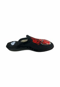 Zapatilla negra con textura suave y esponjosa, que presenta un diseño gráfico rojo y un forro acogedor y suave. Suela plana para uso en interiores.