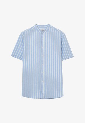 Camisa de manga corta azul claro con rayas verticales blancas y un pequeño cuello mao.